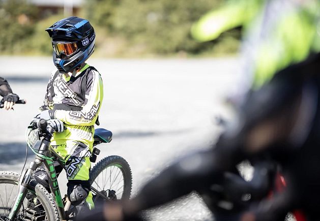 kinds-in-der-mtb-bikeschule-im-bikepark-winterberg-e1567502351497