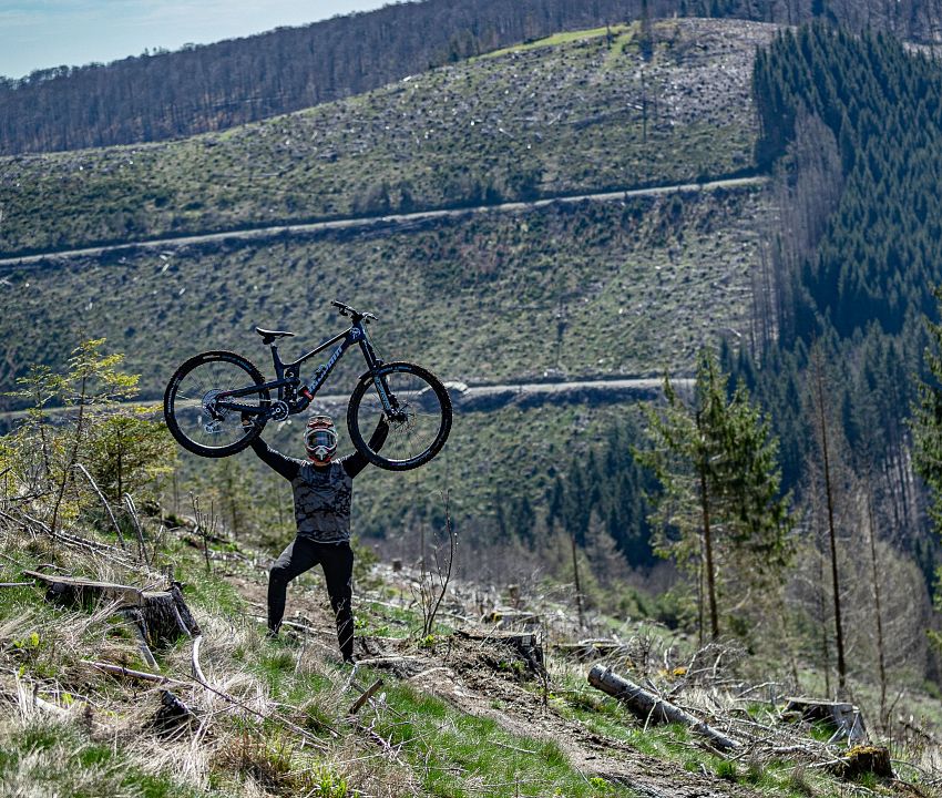 Biker hält sein Fahrrad in die Luft